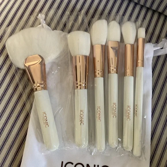 New ICONIC LONDON Makeup Brush Set - Picture 3 of 4